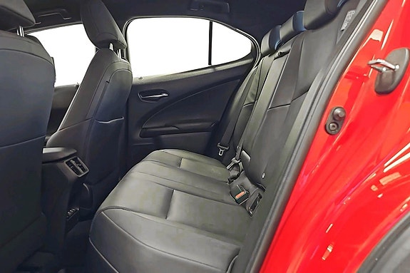 Lexus UX300e 7 of 25