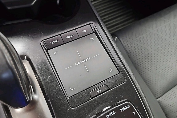 Lexus UX300e 13 of 25