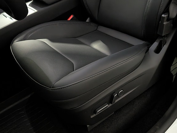 Tesla Model Y 10 of 25