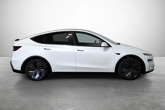 Tesla Model Y 5 of 25