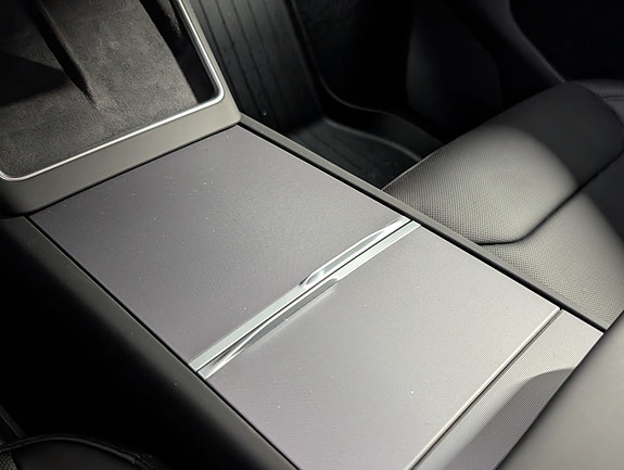 Tesla Model Y 20 of 25