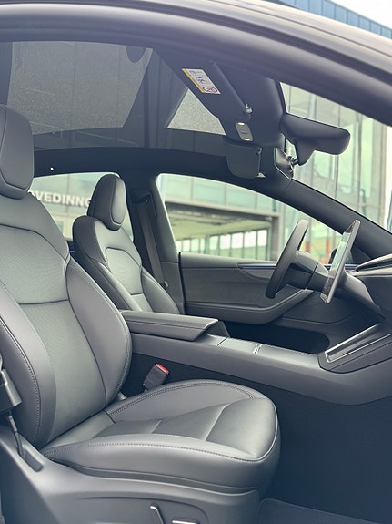 Tesla Model Y 9 of 30