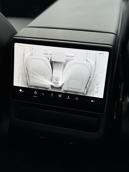 Tesla Model Y 16 of 30