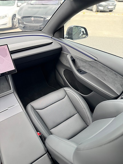 Tesla Model Y 26 of 30