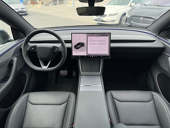 Tesla Model Y 23 of 30