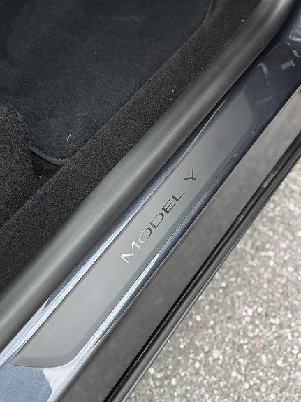 Tesla Model Y 10 of 30