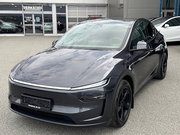 Tesla Model Y 4 of 30