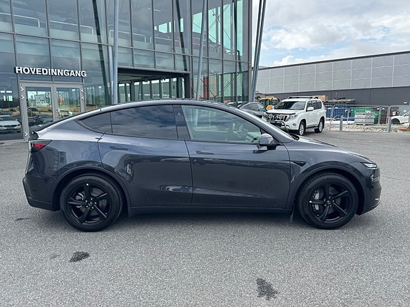 Tesla Model Y 7 of 30