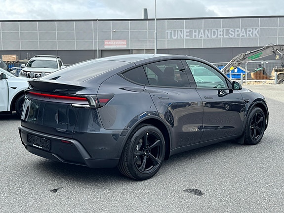 Tesla Model Y 28 of 30