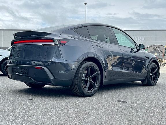 Tesla Model Y 29 of 30