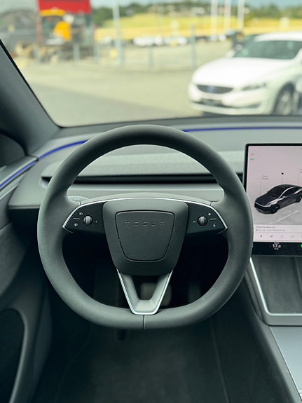 Tesla Model Y 25 of 30