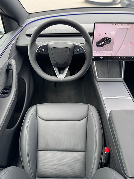 Tesla Model Y 24 of 30