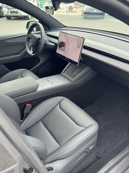 Tesla Model Y 8 of 30