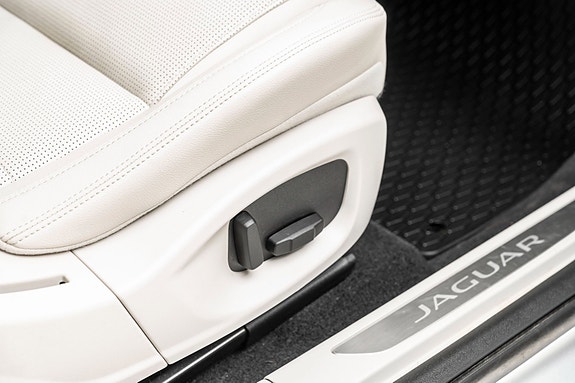 Jaguar I-PACE 29 of 30