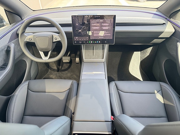 Tesla Model Y 8 of 30