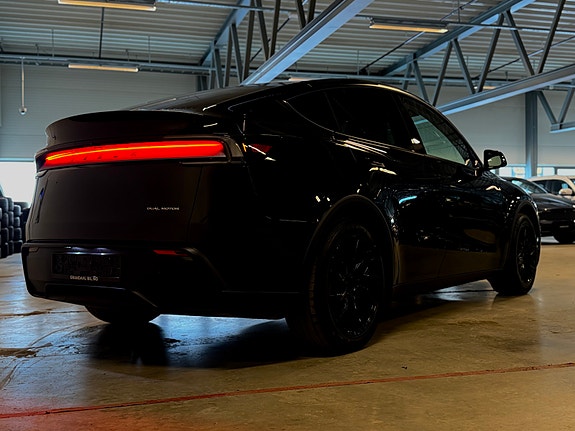 Tesla Model Y 3 of 30