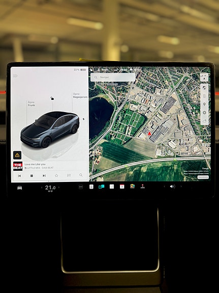 Tesla Model Y 16 of 30