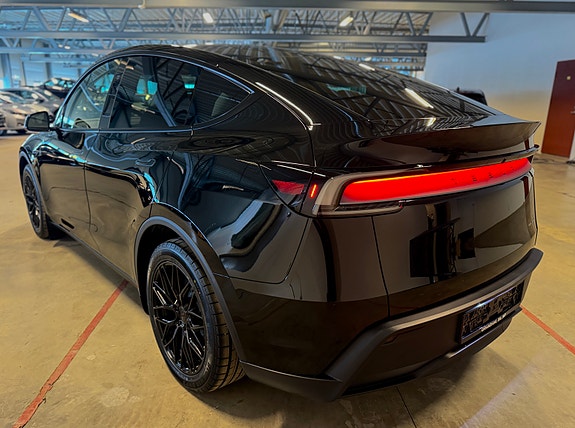 Tesla Model Y 5 of 30