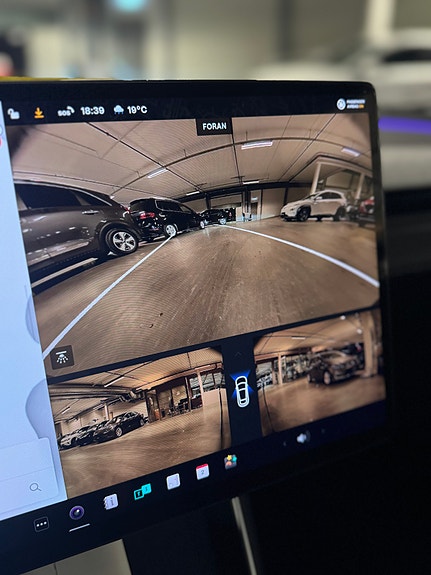 Tesla Model Y 27 of 30