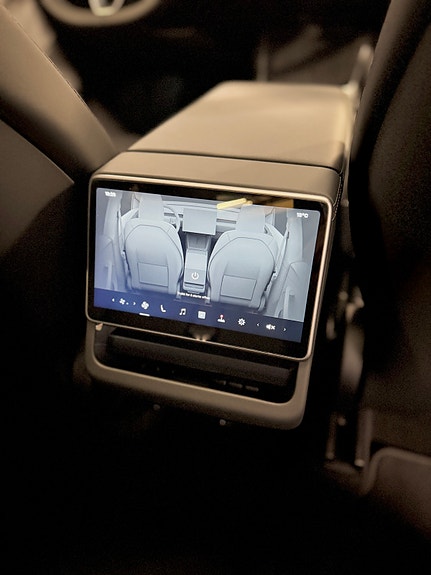 Tesla Model Y 10 of 30