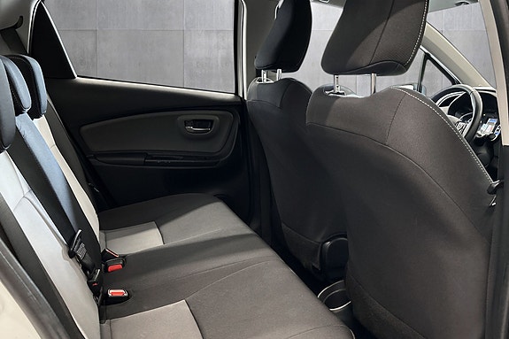 Toyota Yaris 15 of 29