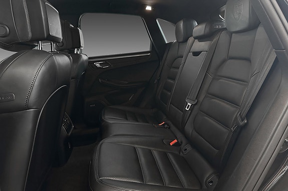 Porsche Macan 27 of 27