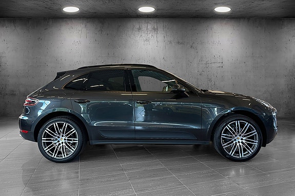 Porsche Macan 6 of 27