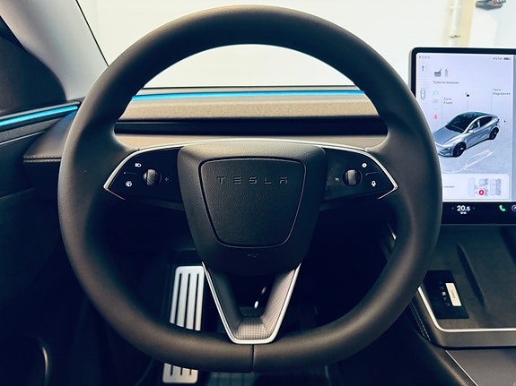 Tesla Model Y 17 of 28