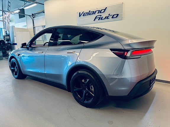 Tesla Model Y 4 of 28