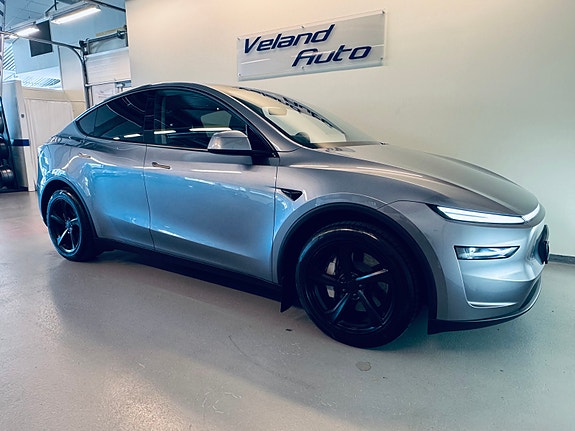 Tesla Model Y 5 of 28