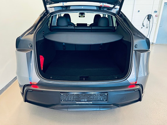 Tesla Model Y 26 of 28