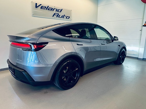 Tesla Model Y 7 of 28