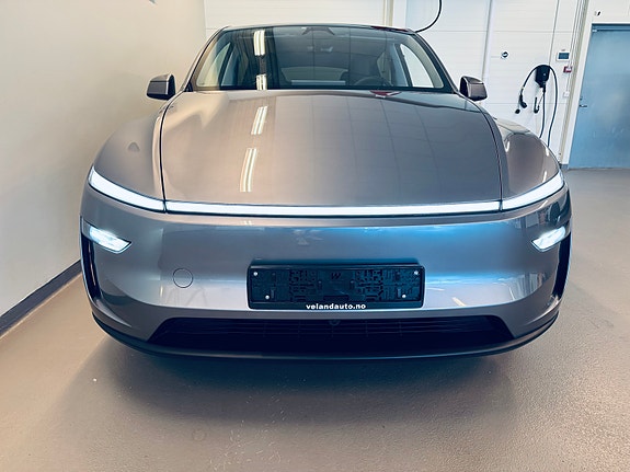 Tesla Model Y 2 of 28