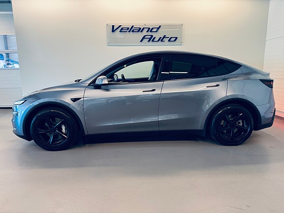 Tesla Model Y 3 of 28