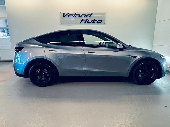 Tesla Model Y 6 of 28