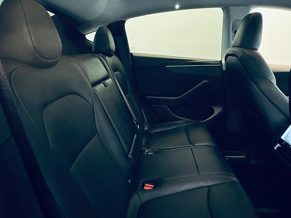 Tesla Model Y 23 of 28