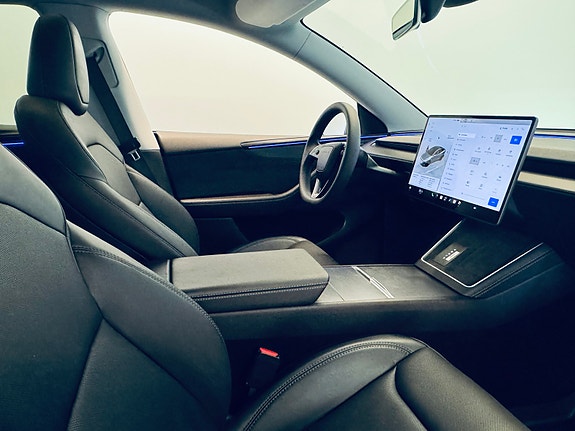 Tesla Model Y 10 of 28