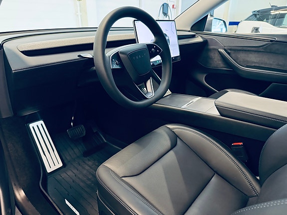 Tesla Model Y 12 of 28