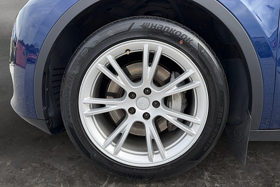 Tesla Model Y 9 of 16
