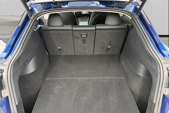 Tesla Model Y 11 of 16
