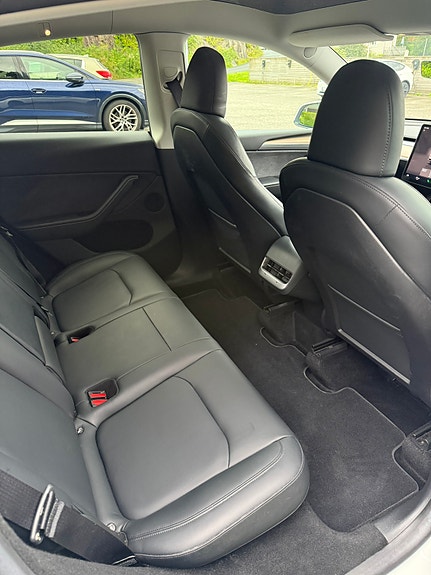 Tesla Model Y 25 of 26