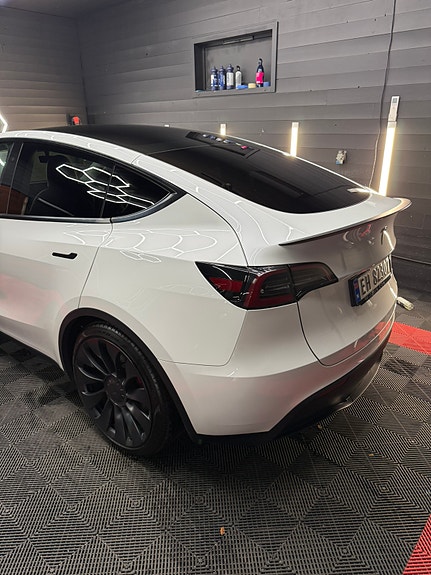 Tesla Model Y 6 of 26