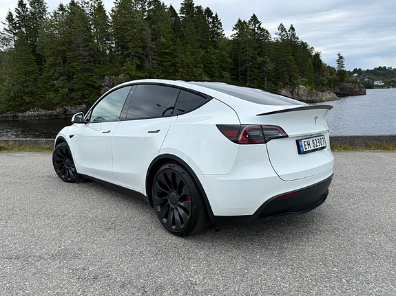 Tesla Model Y 13 of 26