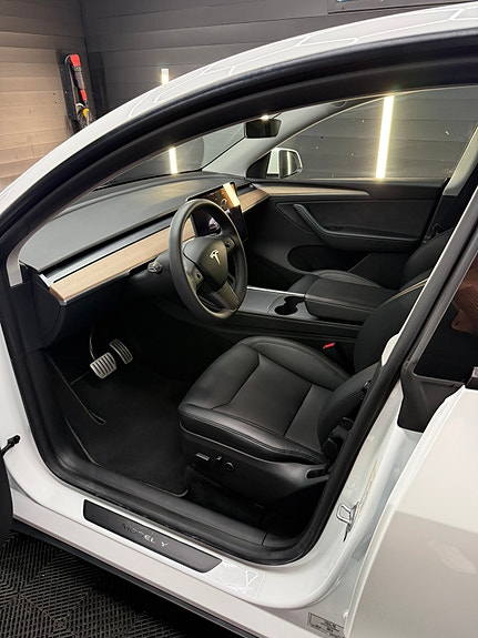 Tesla Model Y 11 of 26