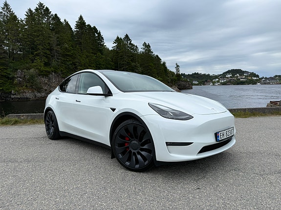 Tesla Model Y 16 of 26