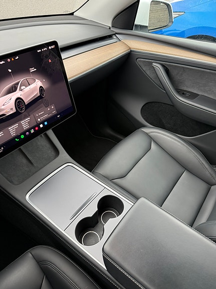 Tesla Model Y 23 of 26