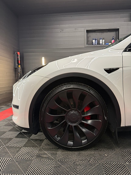 Tesla Model Y 7 of 26