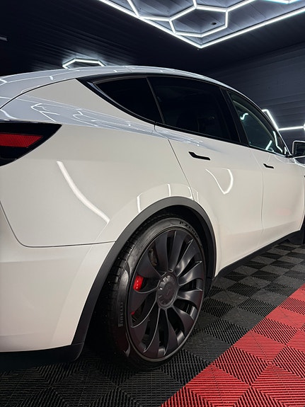 Tesla Model Y 10 of 26