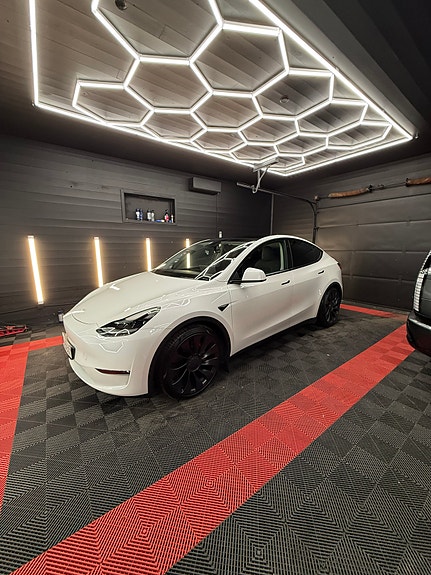 Tesla Model Y 4 of 26