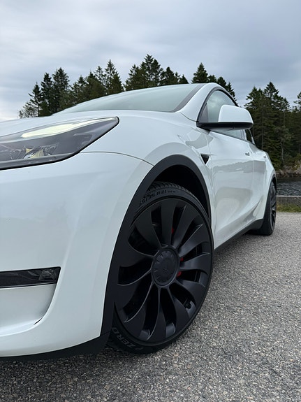 Tesla Model Y 21 of 26